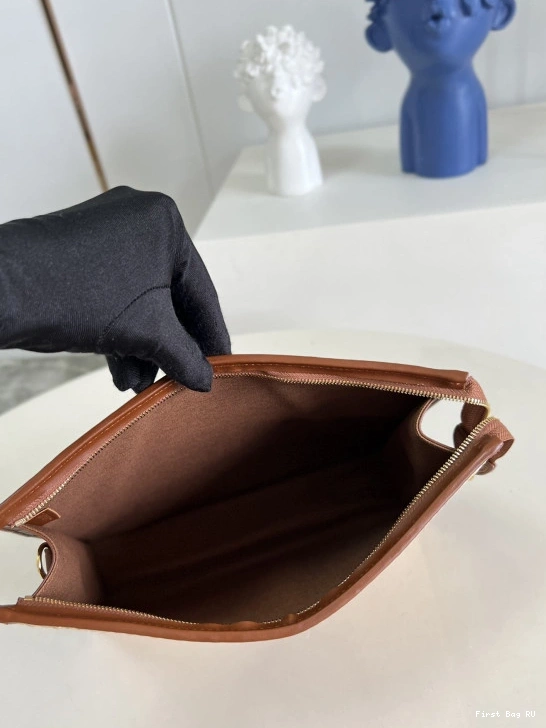 First bag ru VUITTON POUCH LOUIS CHAIN ON TOILETRY 0728